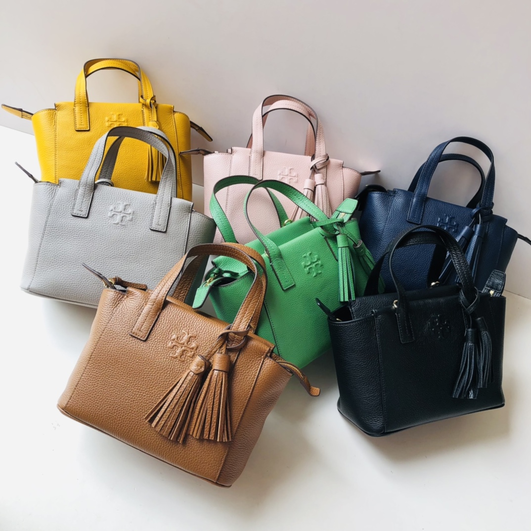 Tory Burch ～款号2021165 最新款 袋口有拉链的 大小非常适合集美们 配上流苏非常俏皮可爱