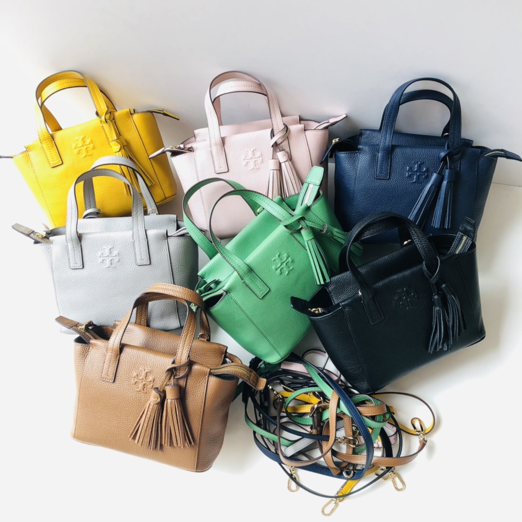 Tory Burch ～款号2021165 最新款 袋口有拉链的 大小非常适合集美们 配上流苏非常俏皮可爱