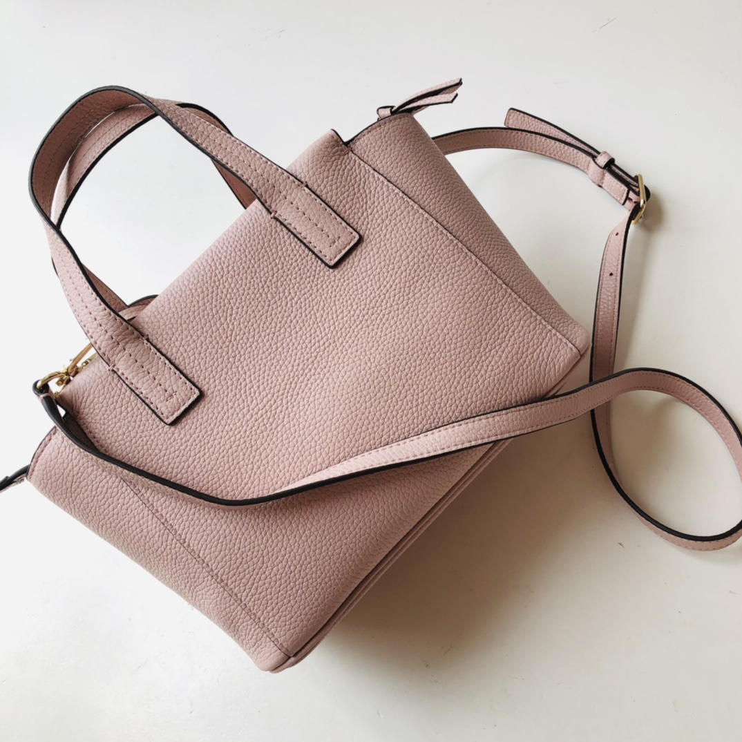Tory Burch ～款号2021165 最新款 袋口有拉链的 大小非常适合集美们 配上流苏非常俏皮可爱