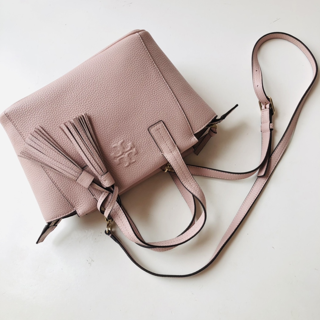 Tory Burch ～款号2021165 最新款 袋口有拉链的 大小非常适合集美们 配上流苏非常俏皮可爱