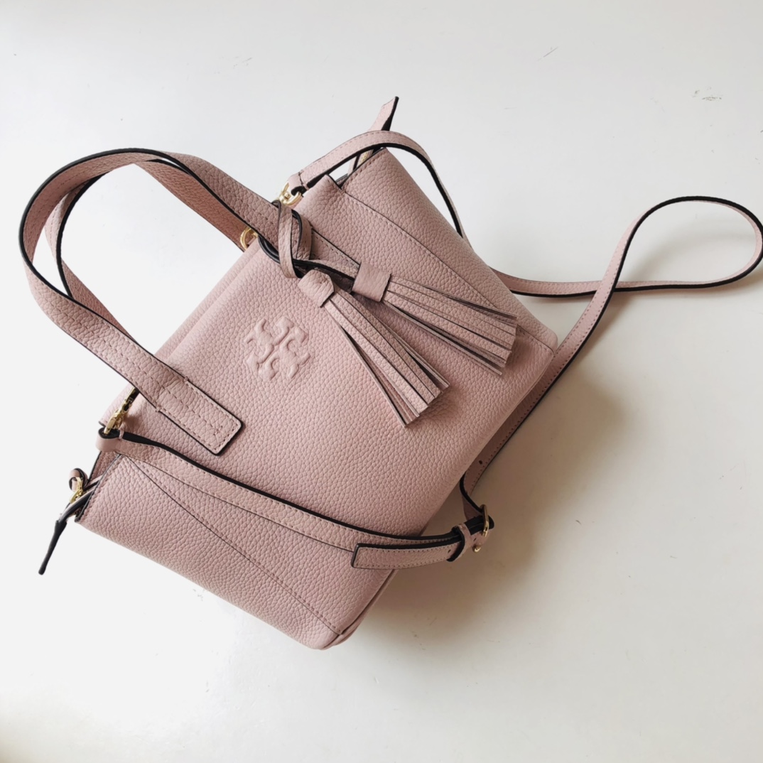 Tory Burch ～款号2021165 最新款 袋口有拉链的 大小非常适合集美们 配上流苏非常俏皮可爱