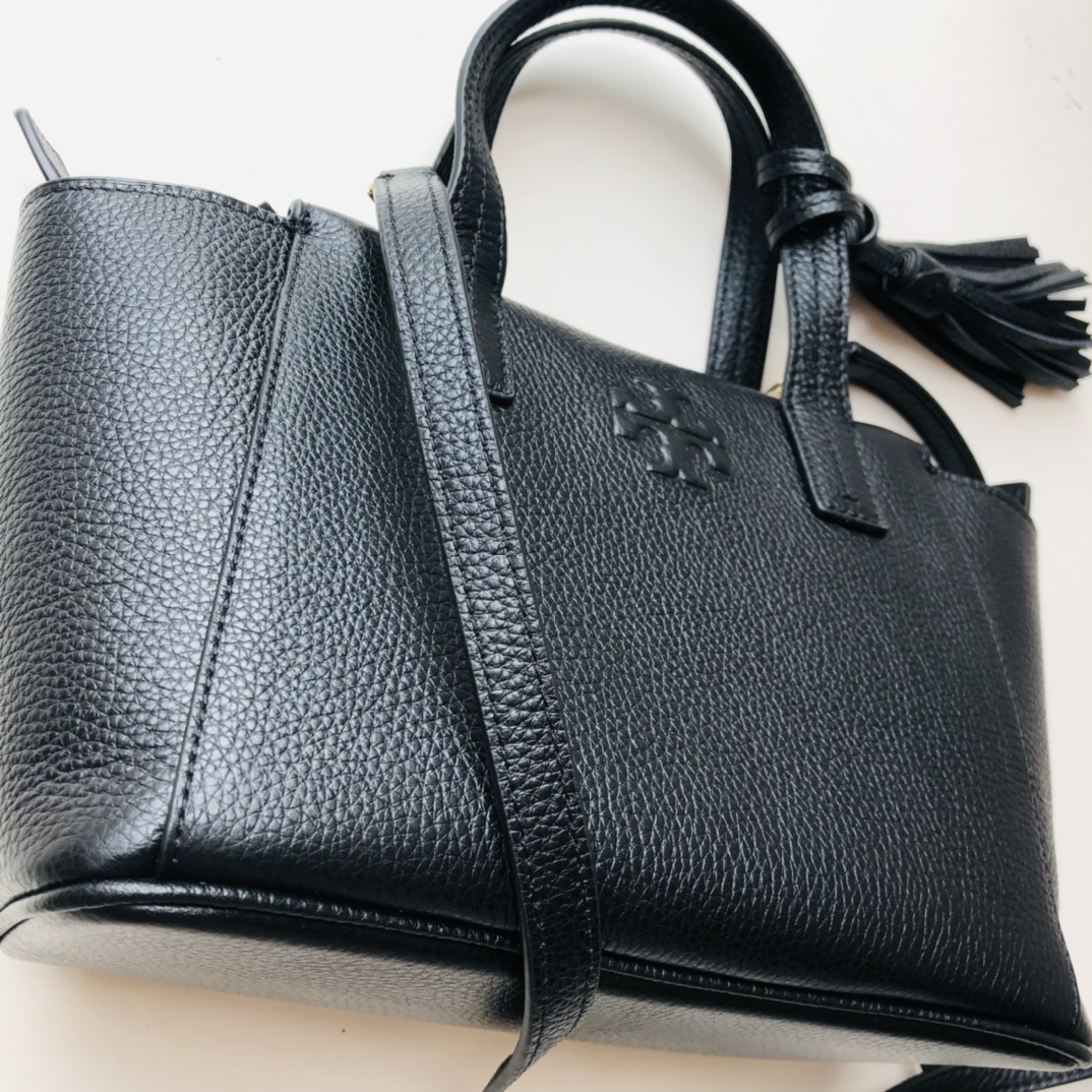 Tory Burch ～款号2021165 最新款 袋口有拉链的 大小非常适合集美们 配上流苏非常俏皮可爱