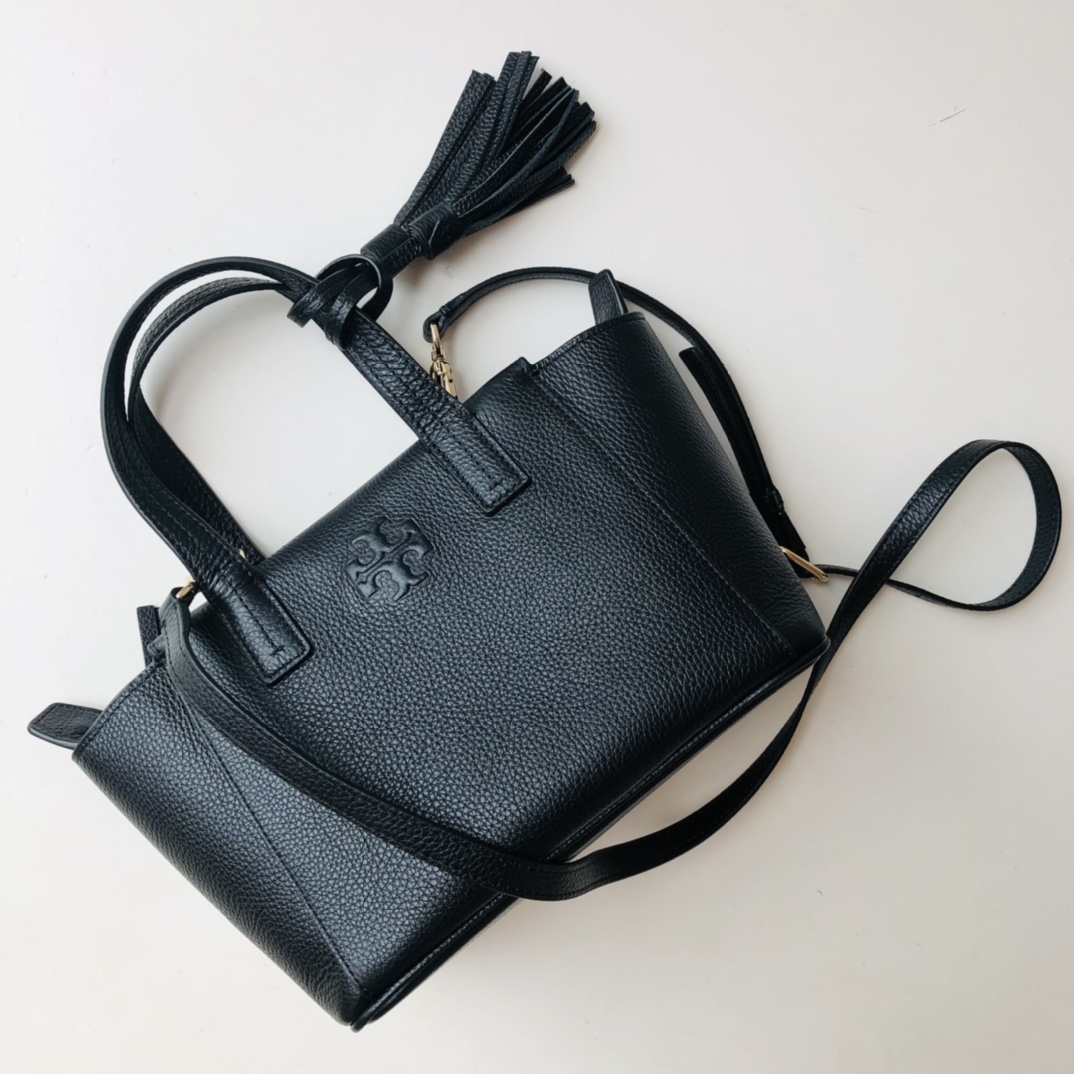 Tory Burch ～款号2021165 最新款 袋口有拉链的 大小非常适合集美们 配上流苏非常俏皮可爱