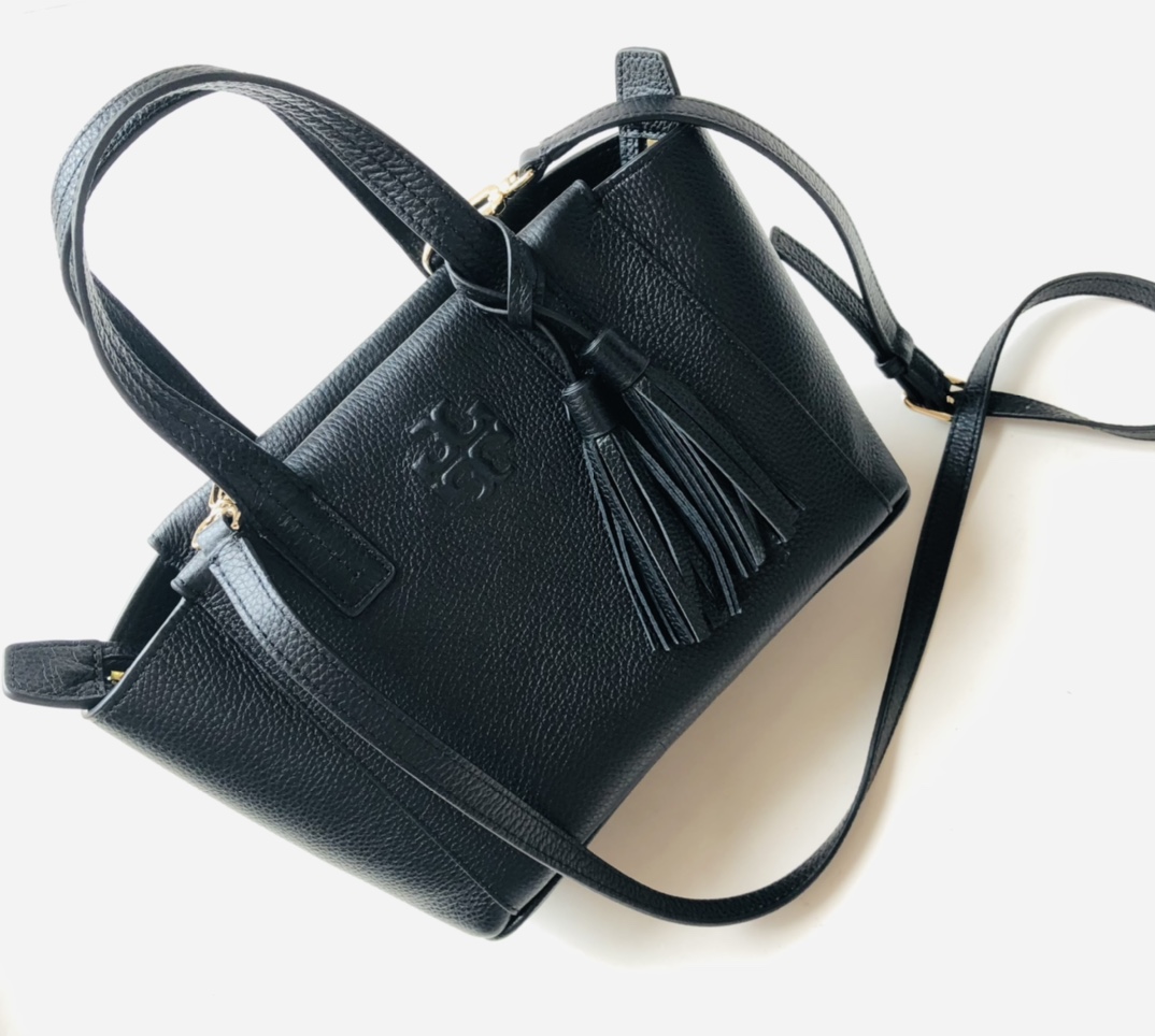 Tory Burch ～款号2021165 最新款 袋口有拉链的 大小非常适合集美们 配上流苏非常俏皮可爱