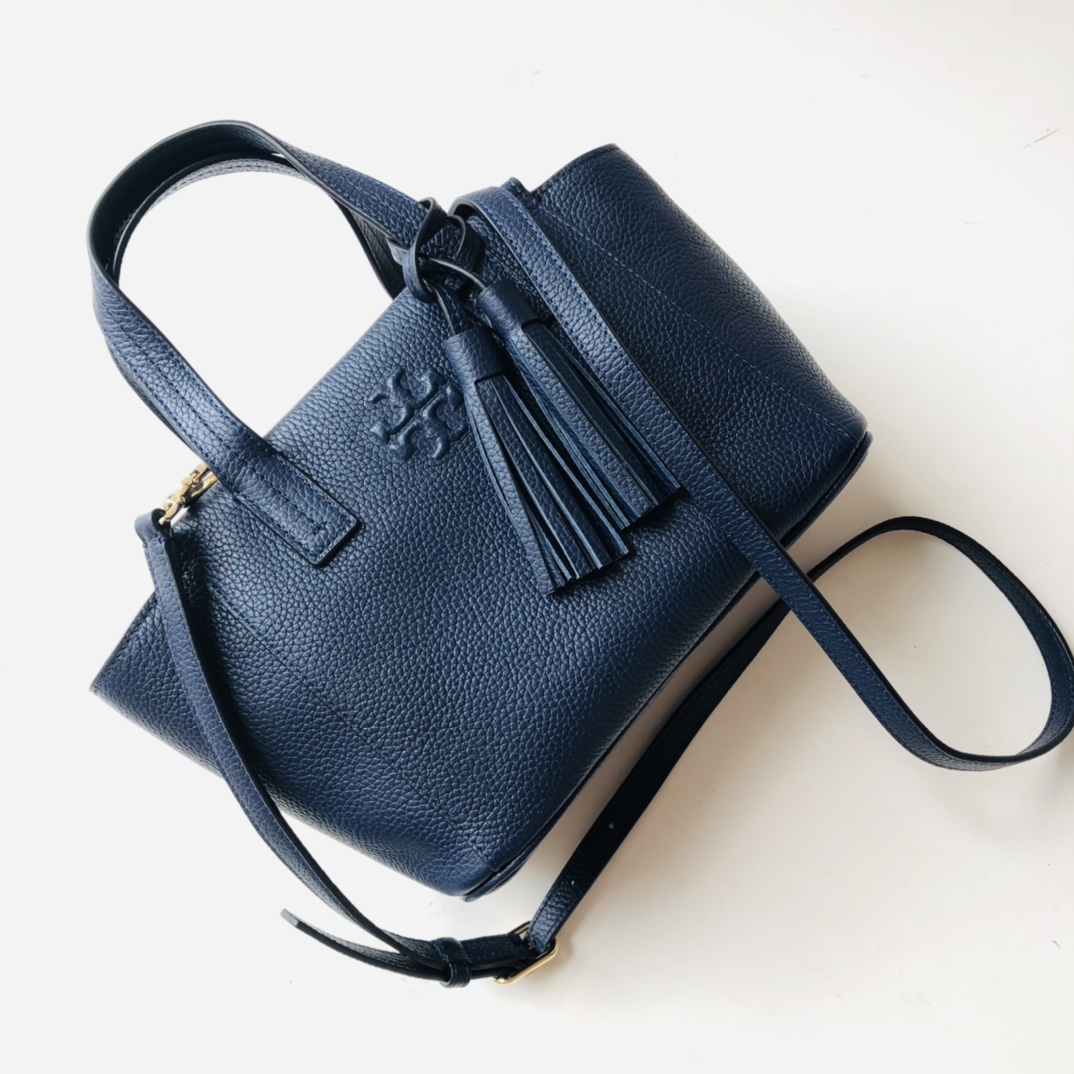 Tory Burch ～款号2021165 这是深蓝色 最新款 袋口有拉链的 大小非常适合集美们 配上流苏非常俏皮可爱