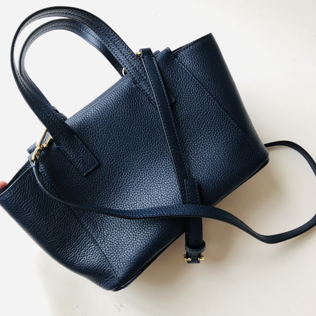 Tory Burch ～款号2021165 这是深蓝色 最新款 袋口有拉链的 大小非常适合集美们 配上流苏非常俏皮可爱