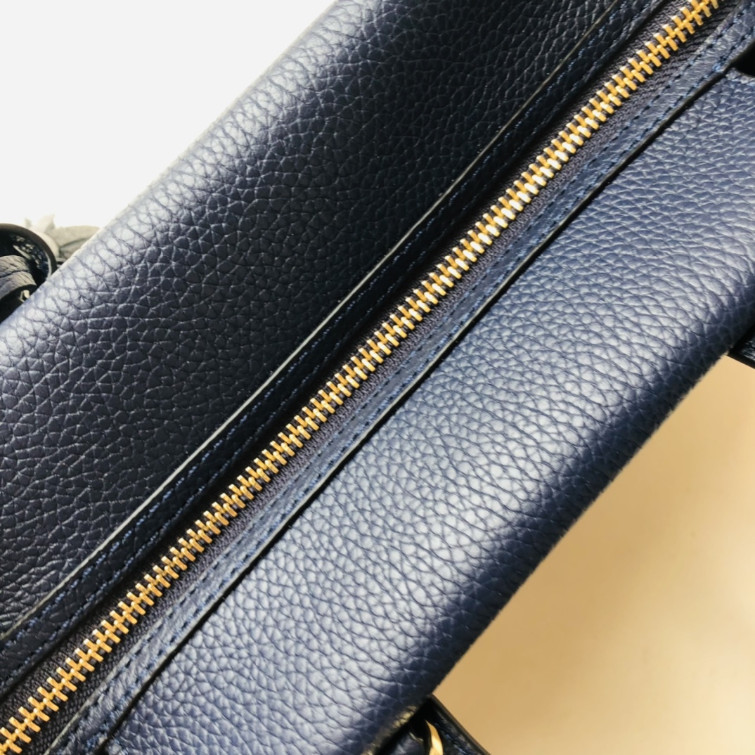 Tory Burch ～款号2021165 这是深蓝色 最新款 袋口有拉链的 大小非常适合集美们 配上流苏非常俏皮可爱