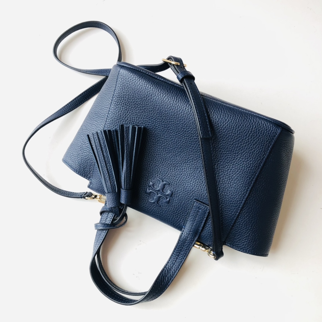 Tory Burch ～款号2021165 这是深蓝色 最新款 袋口有拉链的 大小非常适合集美们 配上流苏非常俏皮可爱