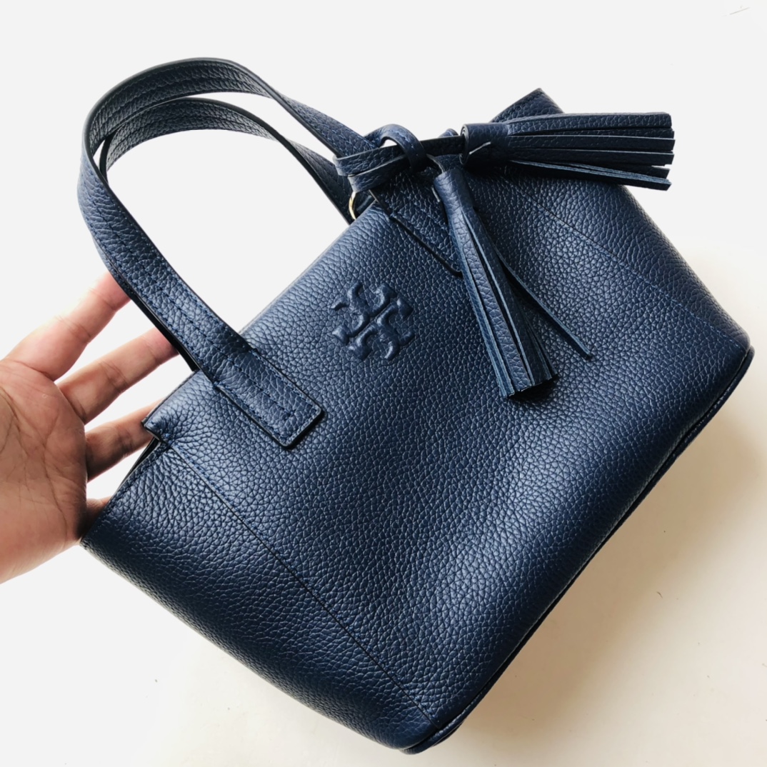 Tory Burch ～款号2021165 这是深蓝色 最新款 袋口有拉链的 大小非常适合集美们 配上流苏非常俏皮可爱