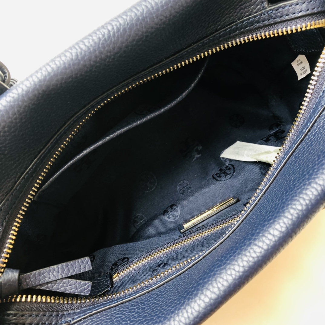 Tory Burch ～款号2021165 这是深蓝色 最新款 袋口有拉链的 大小非常适合集美们 配上流苏非常俏皮可爱