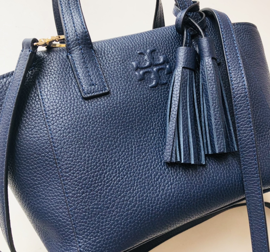 Tory Burch ～款号2021165 这是深蓝色 最新款 袋口有拉链的 大小非常适合集美们 配上流苏非常俏皮可爱