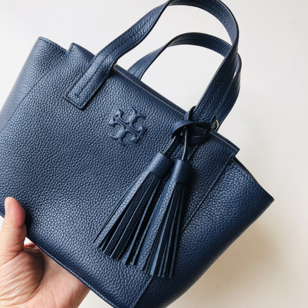 Tory Burch ～款号2021165 这是深蓝色 最新款 袋口有拉链的 大小非常适合集美们 配上流苏非常俏皮可爱