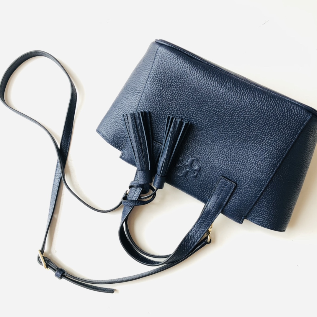 Tory Burch ～款号2021165 这是深蓝色 最新款 袋口有拉链的 大小非常适合集美们 配上流苏非常俏皮可爱