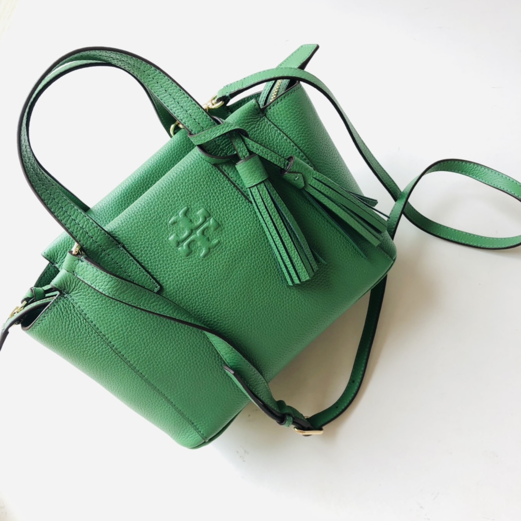 Tory Burch ～款号2021165 最新款 袋口有拉链的 大小非常适合集美们 配上流苏非常俏皮可爱