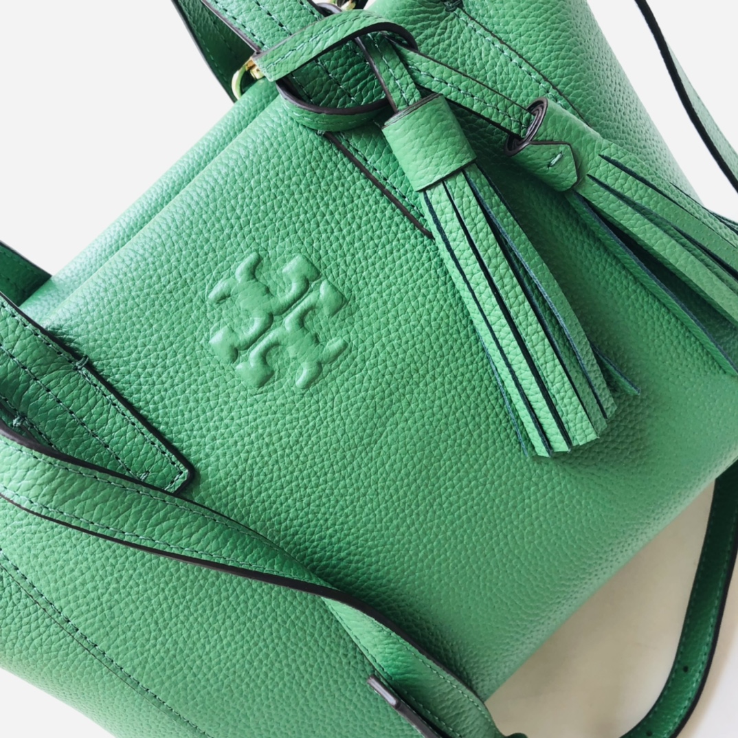 Tory Burch ～款号2021165 最新款 袋口有拉链的 大小非常适合集美们 配上流苏非常俏皮可爱
