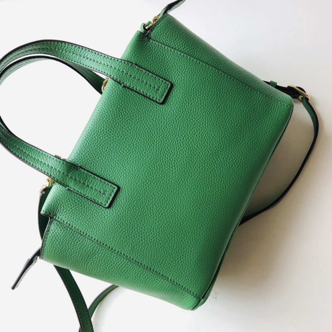 Tory Burch ～款号2021165 最新款 袋口有拉链的 大小非常适合集美们 配上流苏非常俏皮可爱