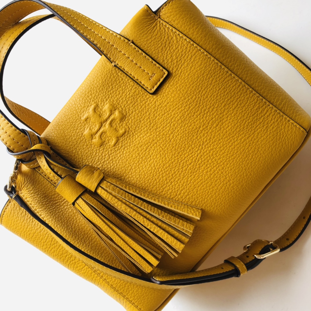 Tory Burch ～款号2021165 最新款 袋口有拉链的 大小非常适合集美们 配上流苏非常俏皮可爱