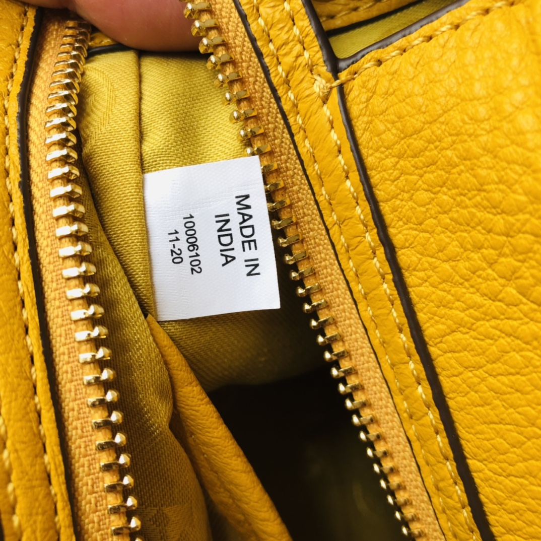 Tory Burch ～款号2021165 最新款 袋口有拉链的 大小非常适合集美们 配上流苏非常俏皮可爱