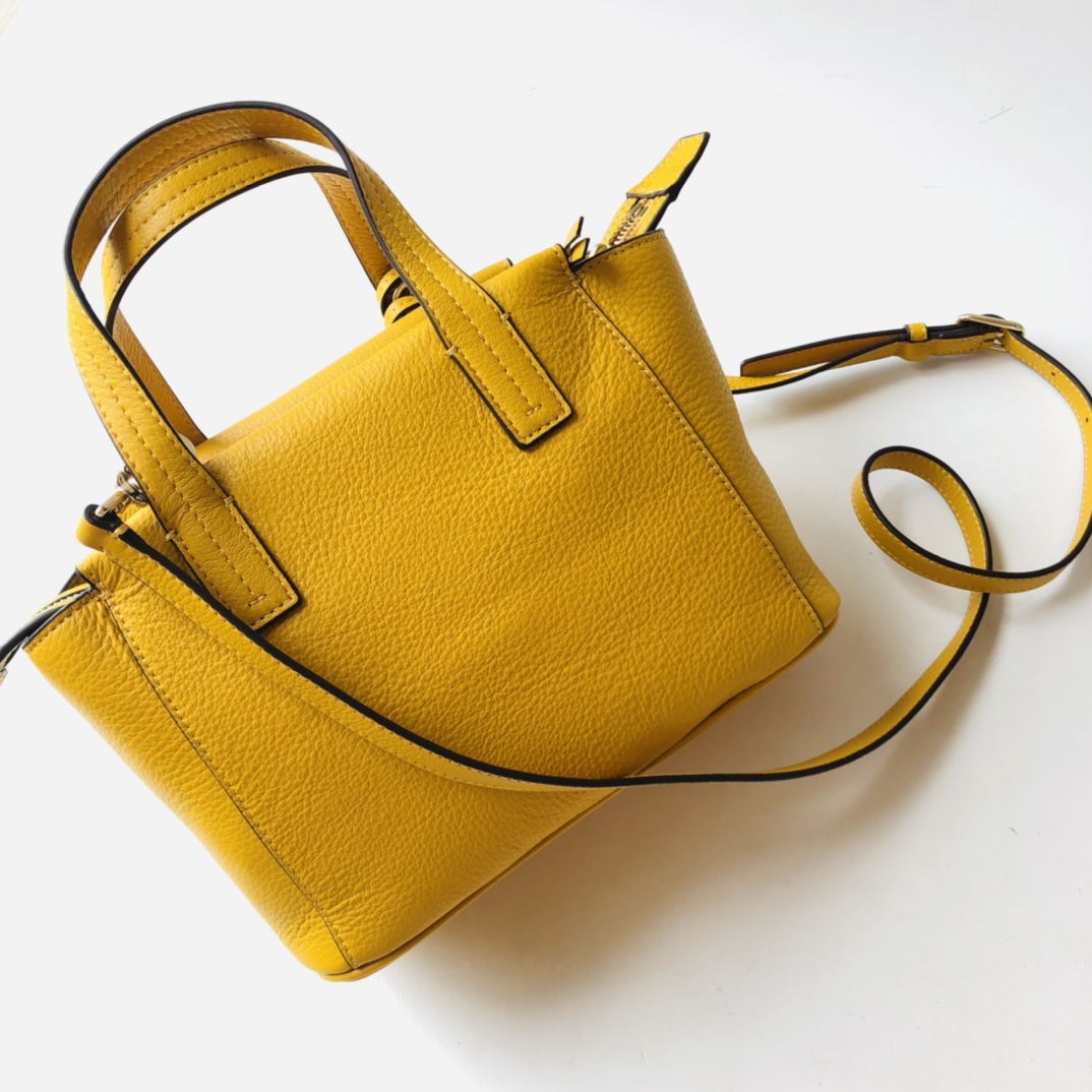 Tory Burch ～款号2021165 最新款 袋口有拉链的 大小非常适合集美们 配上流苏非常俏皮可爱