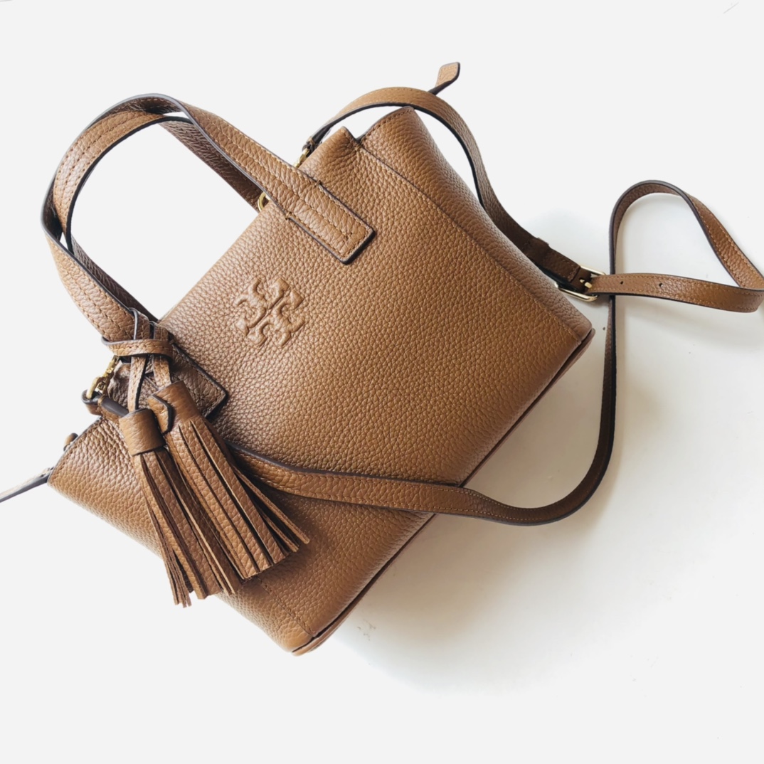 Tory Burch ～款号2021165 最新款 袋口有拉链的 大小非常适合集美们 配上流苏非常俏皮可爱