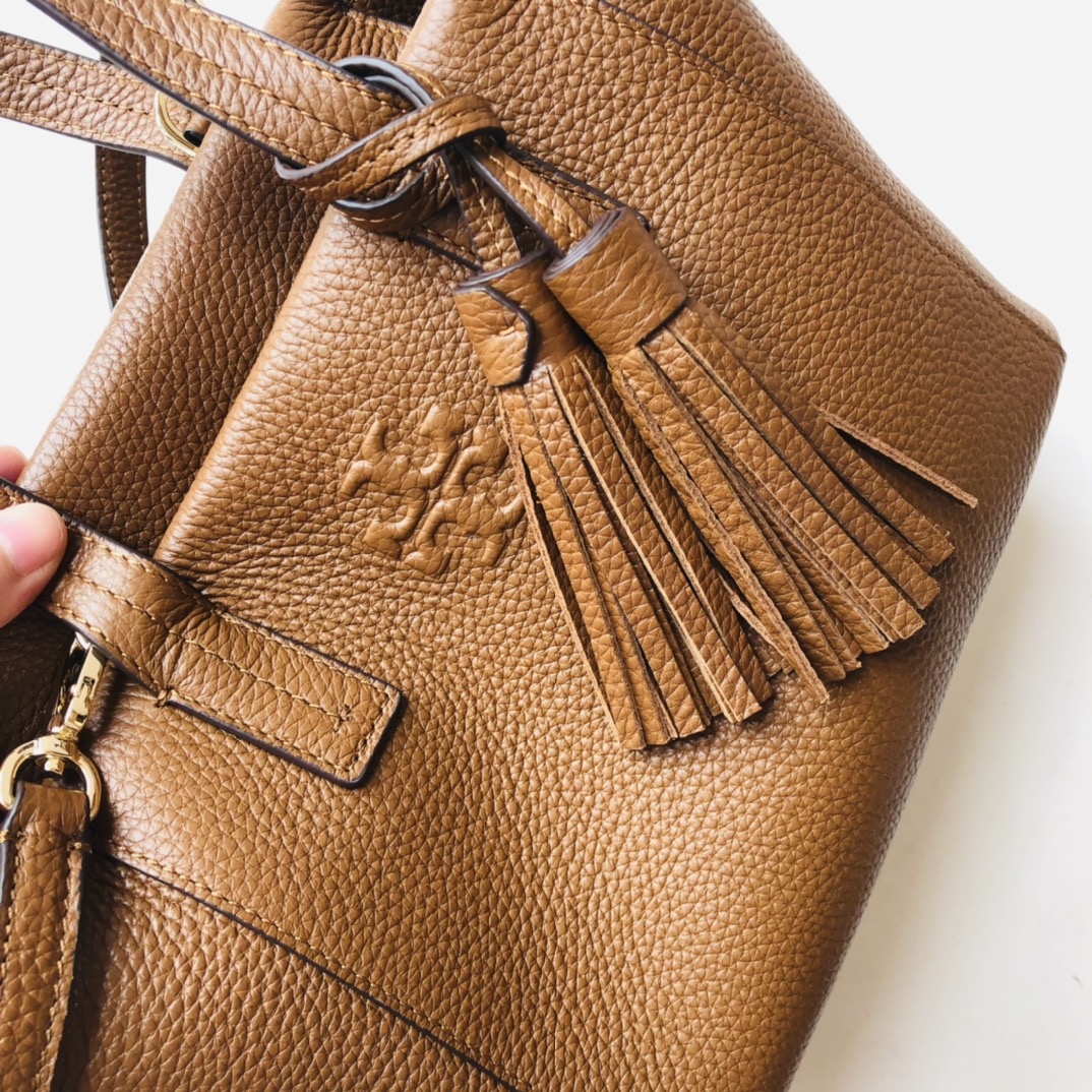 Tory Burch ～款号2021165 最新款 袋口有拉链的 大小非常适合集美们 配上流苏非常俏皮可爱