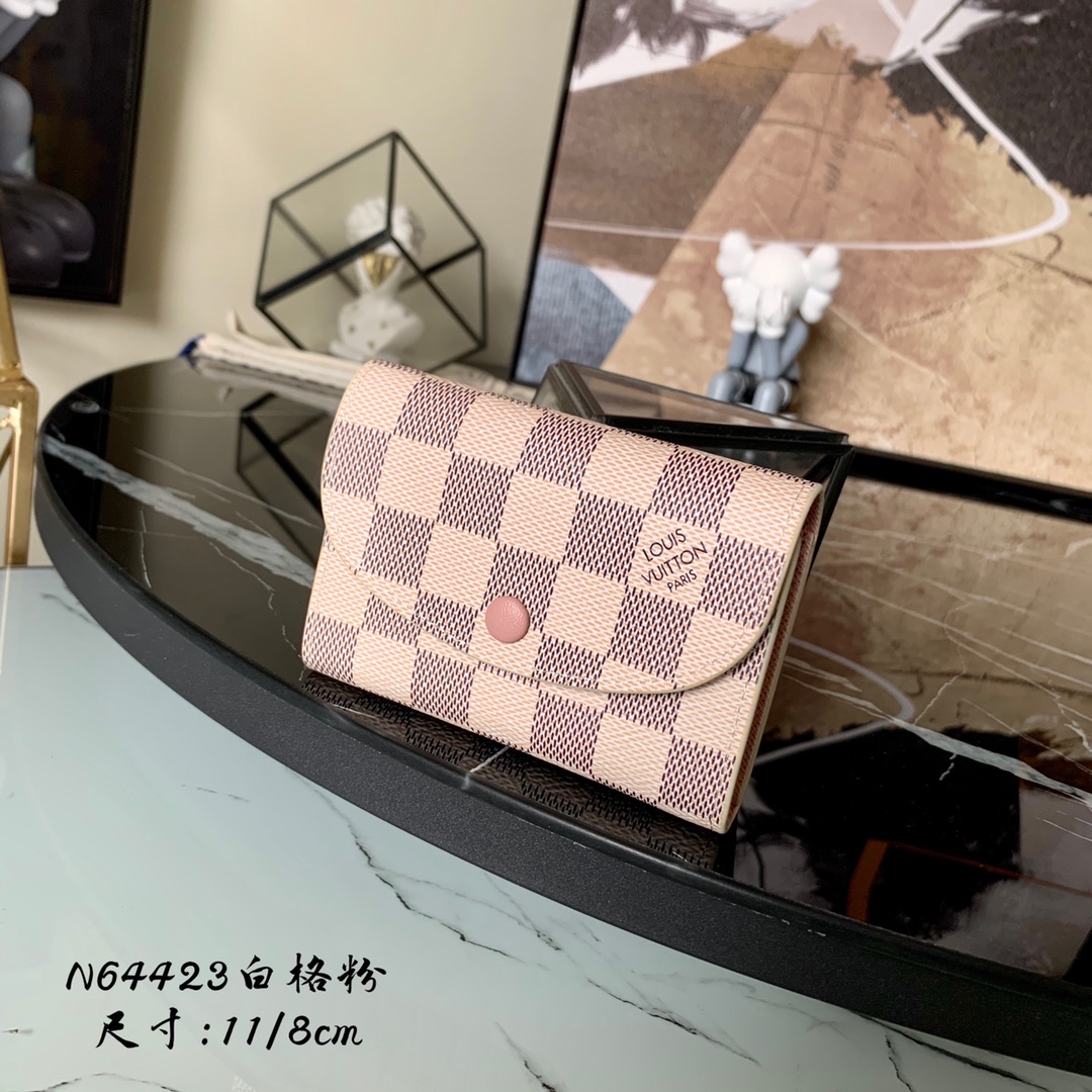 N64423白格粉里！小巧玲珑却极为实用此款多彩信封式零钱包是现代女性都市生活中的完美伴侣身材小巧轻松收