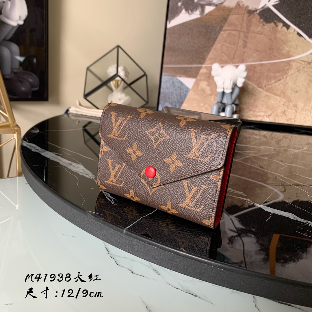 芯片版M41938大红！此款钱夹采用柔软的Monogram帆布制成！衬以颜色鲜艳的內衬！气质极为优雅！轻
