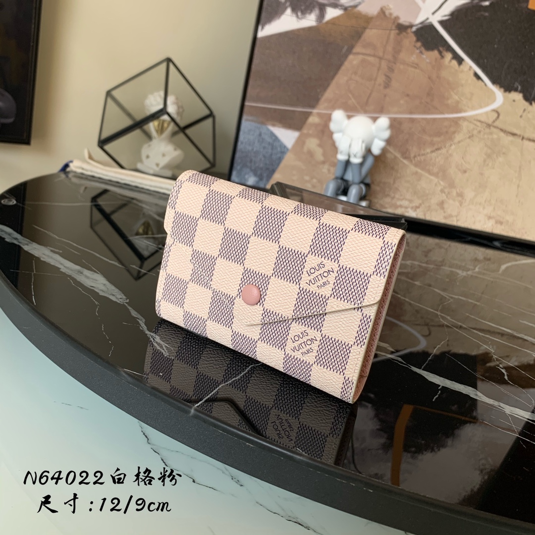 N64022白格粉里！此款钱夹采用柔软的Monogram帆布制成！衬以颜色鲜艳的內衬！气质极为优雅！轻便