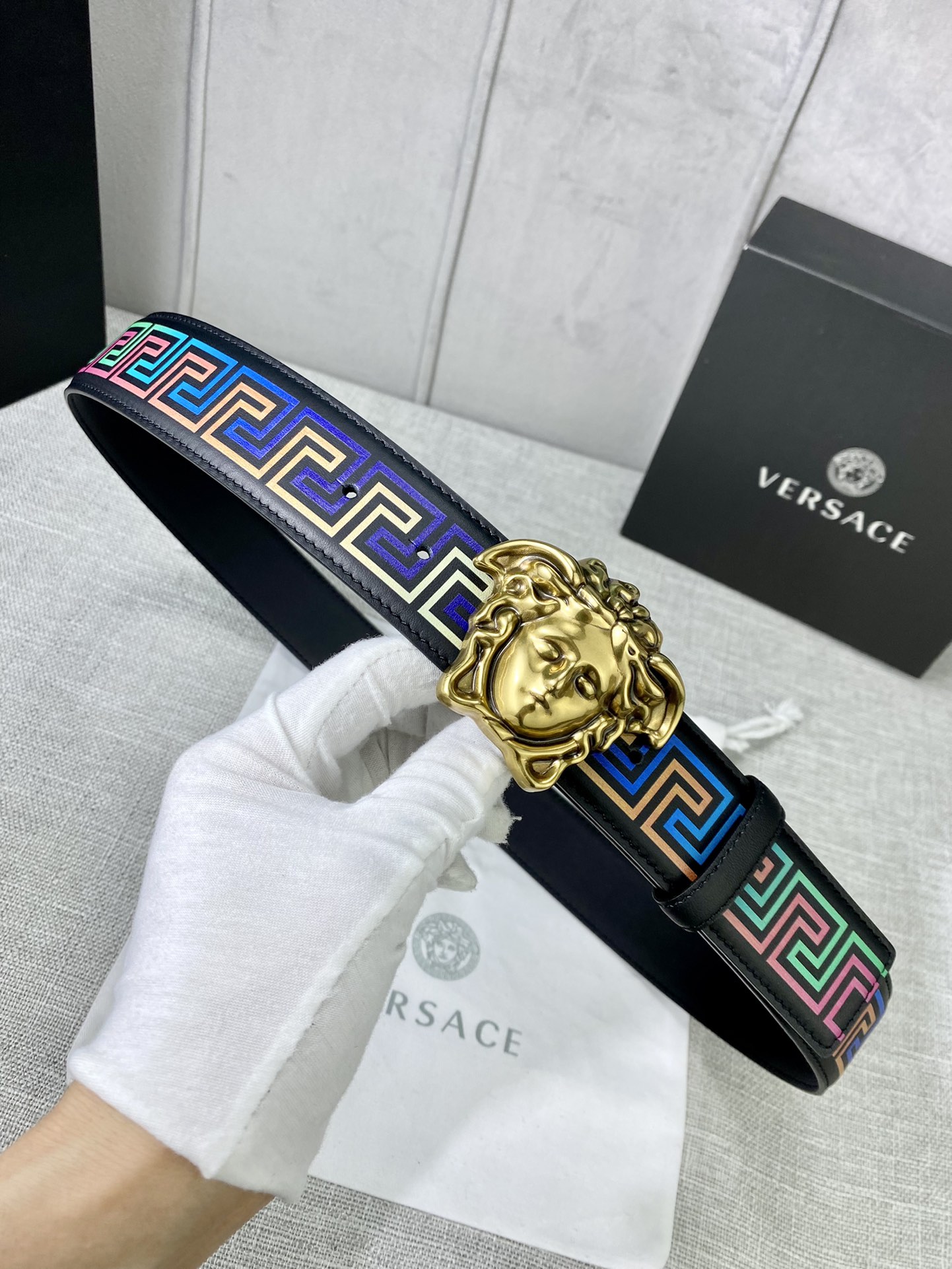 宽度4.0cm VERSACE(范思哲)此款软皮腰带饰有个性3D美杜莎腰带扣-Chinese wholesaler seller Clothes Bags handbags wholesale Shoes High Quatity wholesaler seller Cheap Sneakers from China Factory Chinese suppliers china wholesale clothing wholesaler seller 宽度4.0cm VERSACE(范思哲)此款软皮腰带饰有个性3D美杜莎腰带扣