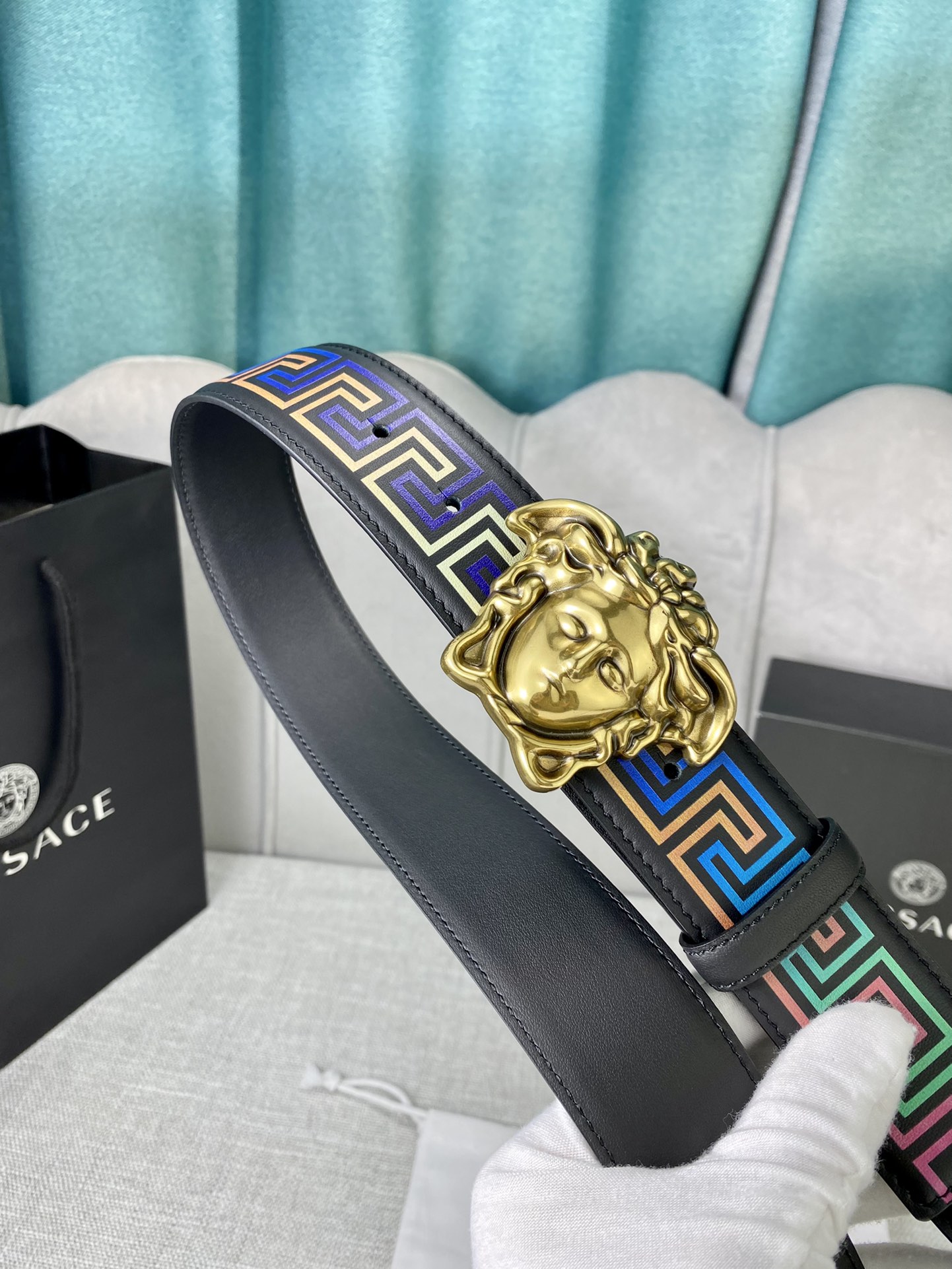 宽度4.0cm VERSACE(范思哲)此款软皮腰带饰有个性3D美杜莎腰带扣-Chinese wholesaler seller Clothes Bags handbags wholesale Shoes High Quatity wholesaler seller Cheap Sneakers from China Factory Chinese suppliers china wholesale clothing wholesaler seller 宽度4.0cm VERSACE(范思哲)此款软皮腰带饰有个性3D美杜莎腰带扣