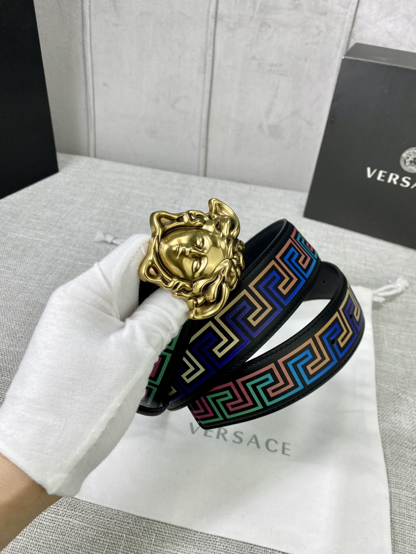 宽度4.0cm VERSACE(范思哲)此款软皮腰带饰有个性3D美杜莎腰带扣-Chinese wholesaler seller Clothes Bags handbags wholesale Shoes High Quatity wholesaler seller Cheap Sneakers from China Factory Chinese suppliers china wholesale clothing wholesaler seller 宽度4.0cm VERSACE(范思哲)此款软皮腰带饰有个性3D美杜莎腰带扣