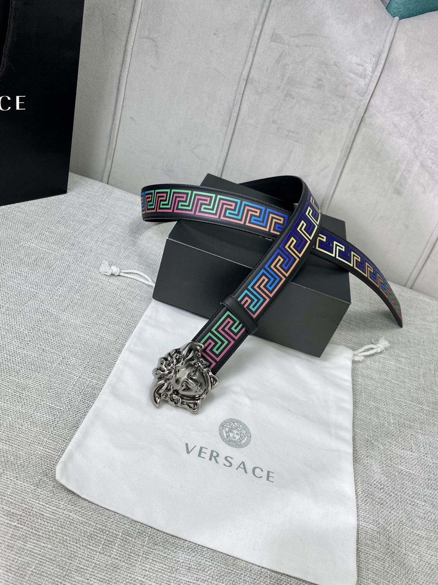 宽度4.0cm VERSACE(范思哲)此款软皮腰带饰有个性3D美杜莎腰带扣-Chinese wholesaler seller Clothes Bags handbags wholesale Shoes High Quatity wholesaler seller Cheap Sneakers from China Factory Chinese suppliers china wholesale clothing wholesaler seller 宽度4.0cm VERSACE(范思哲)此款软皮腰带饰有个性3D美杜莎腰带扣