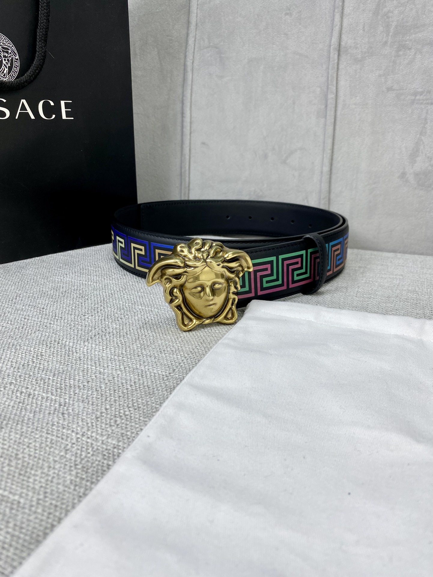 宽度4.0cm VERSACE(范思哲)此款软皮腰带饰有个性3D美杜莎腰带扣-Chinese wholesaler seller Clothes Bags handbags wholesale Shoes High Quatity wholesaler seller Cheap Sneakers from China Factory Chinese suppliers china wholesale clothing wholesaler seller 宽度4.0cm VERSACE(范思哲)此款软皮腰带饰有个性3D美杜莎腰带扣