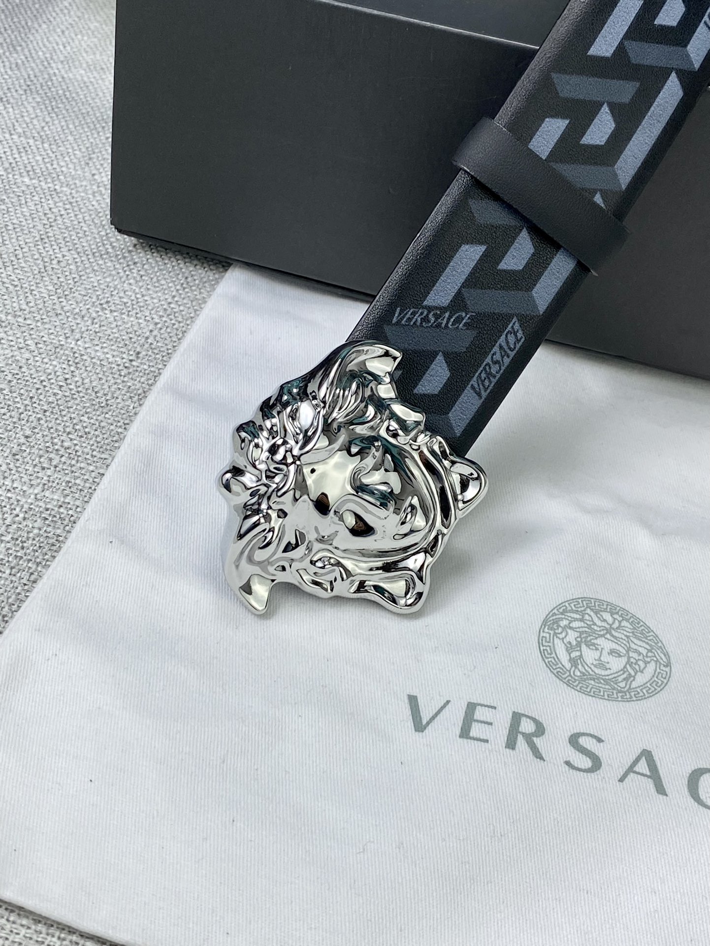 宽度4.0 cm VERSACE（范思哲）此款经典的Versace腰带由柔软的小牛皮制成 饰有La Greca印花 并配有3D美杜莎腰带扣