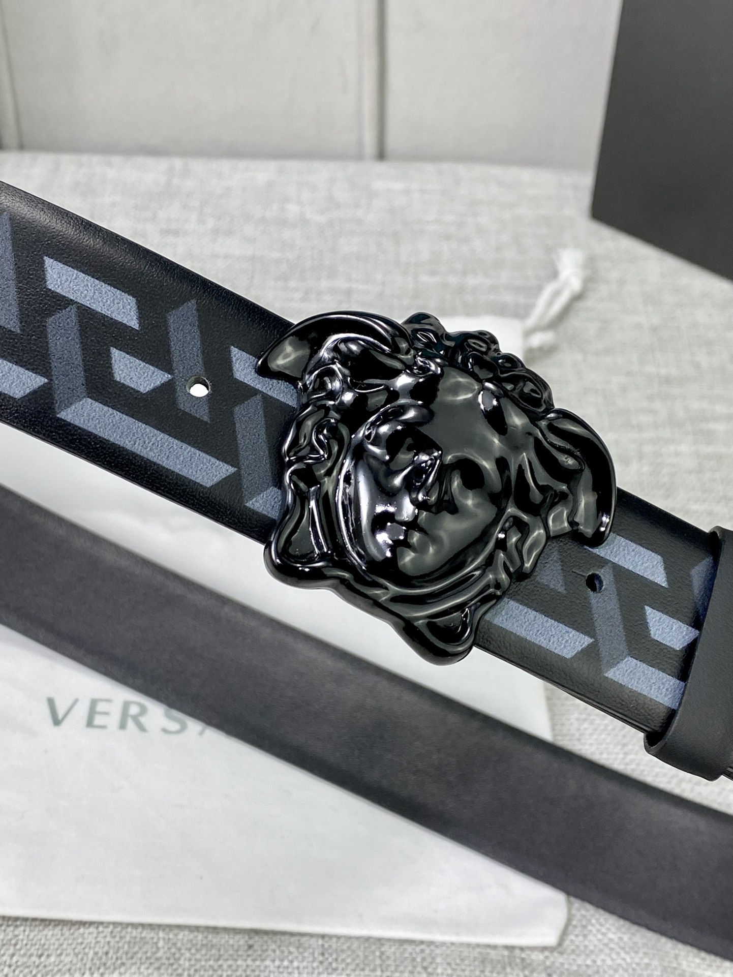 宽度4.0 cm VERSACE（范思哲）此款经典的Versace腰带由柔软的小牛皮制成 饰有La Greca印花 并配有3D美杜莎腰带扣