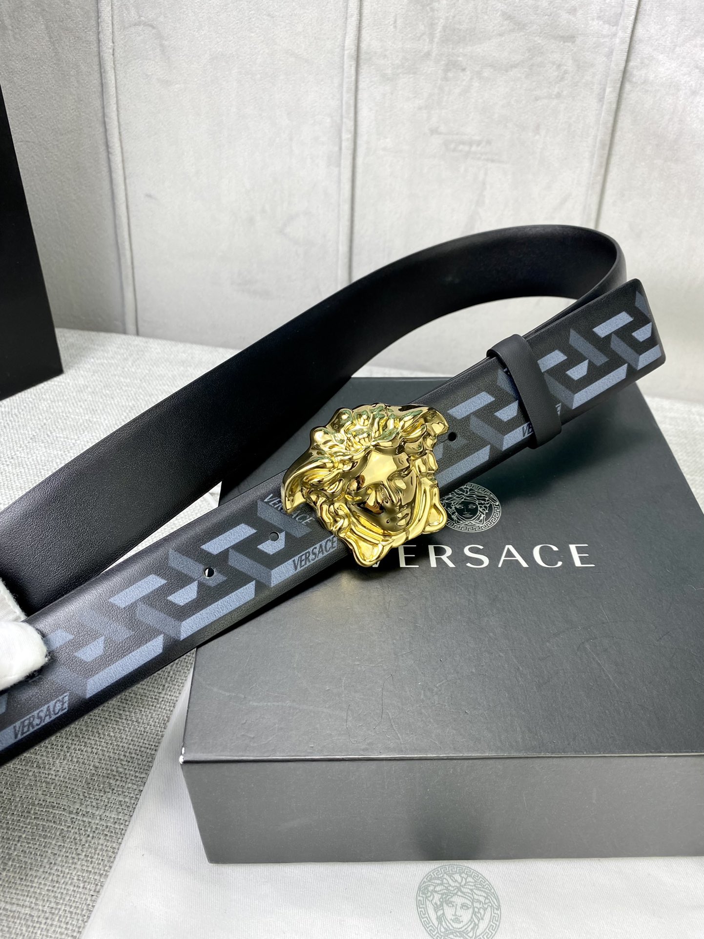 宽度4.0 cm VERSACE（范思哲）此款经典的Versace腰带由柔软的小牛皮制成 饰有La Greca印花 并配有3D美杜莎腰带扣