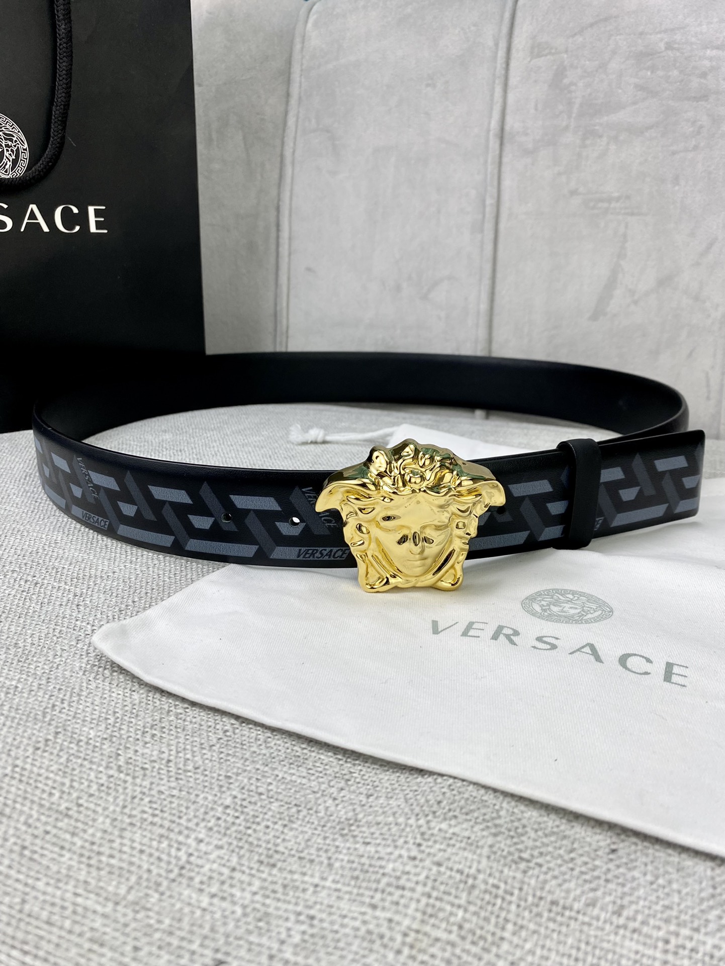 宽度4.0 cm VERSACE（范思哲）此款经典的Versace腰带由柔软的小牛皮制成 饰有La Greca印花 并配有3D美杜莎腰带扣