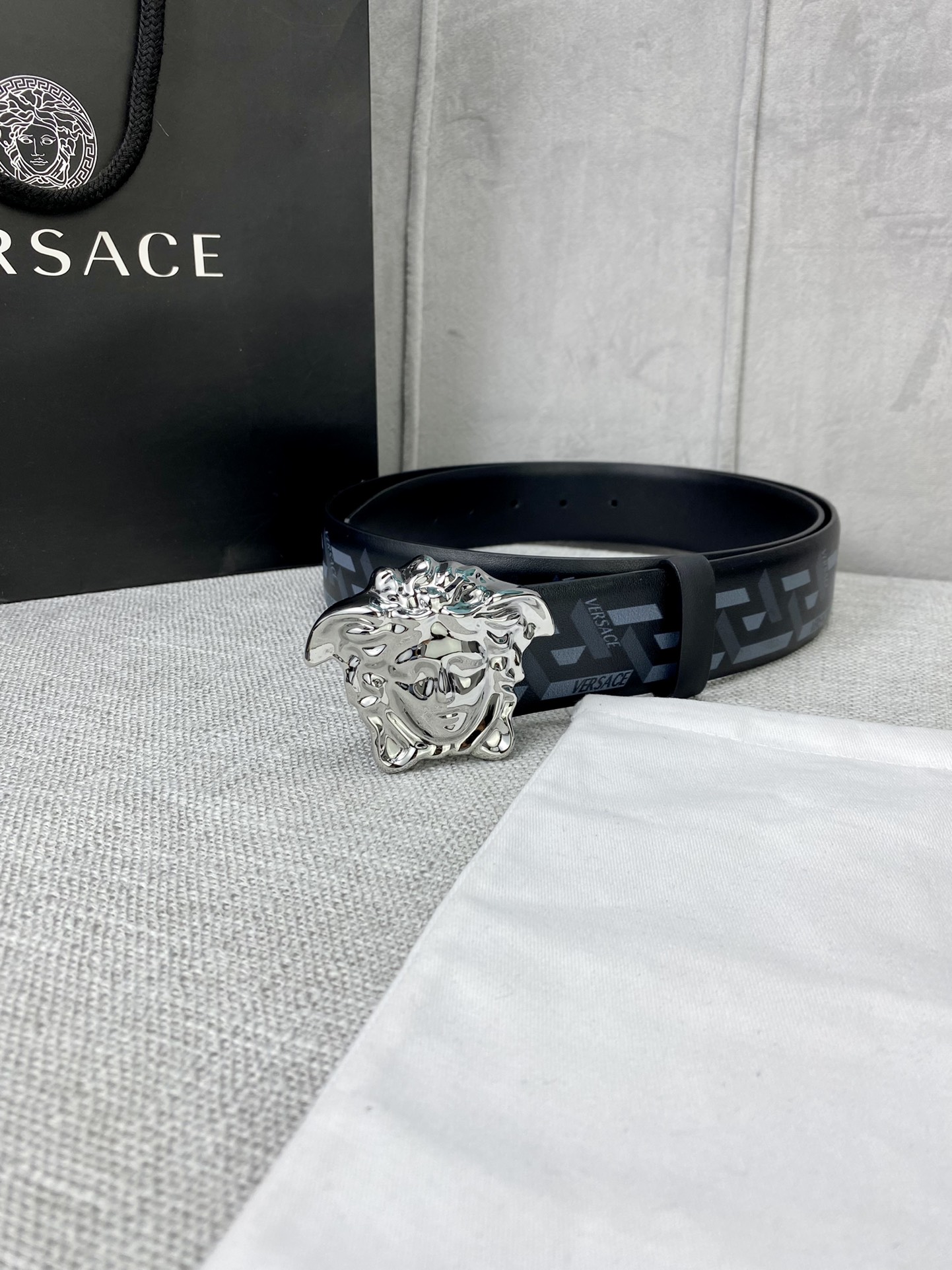 宽度4.0 cm VERSACE（范思哲）此款经典的Versace腰带由柔软的小牛皮制成 饰有La Greca印花 并配有3D美杜莎腰带扣