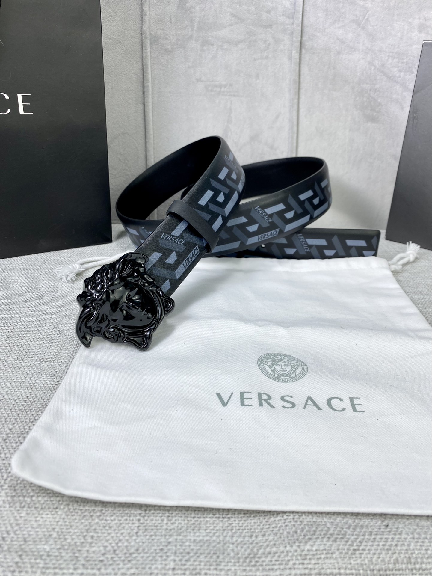 宽度4.0 cm VERSACE（范思哲）此款经典的Versace腰带由柔软的小牛皮制成 饰有La Greca印花 并配有3D美杜莎腰带扣