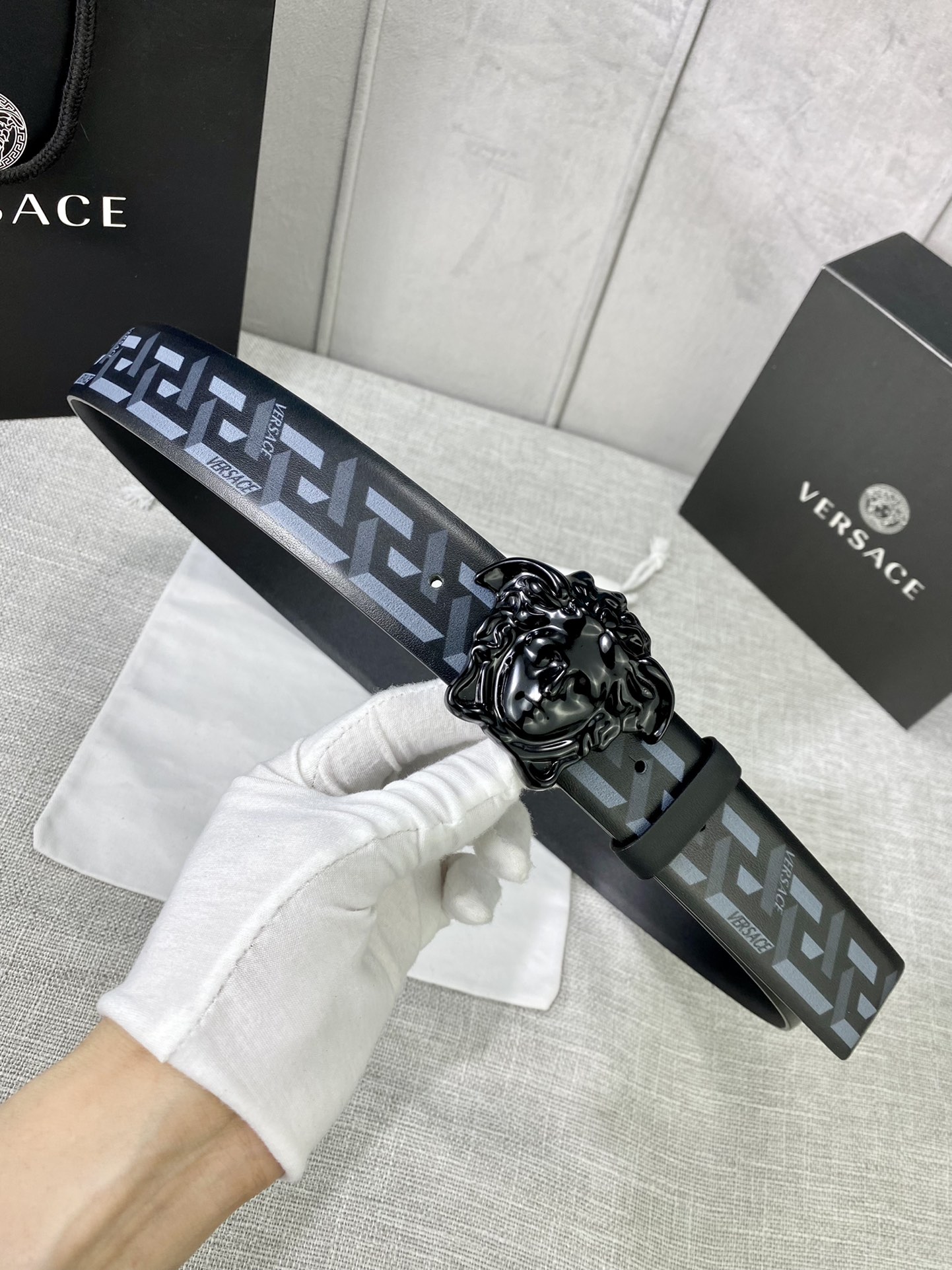 宽度4.0 cm VERSACE（范思哲）此款经典的Versace腰带由柔软的小牛皮制成 饰有La Greca印花 并配有3D美杜莎腰带扣