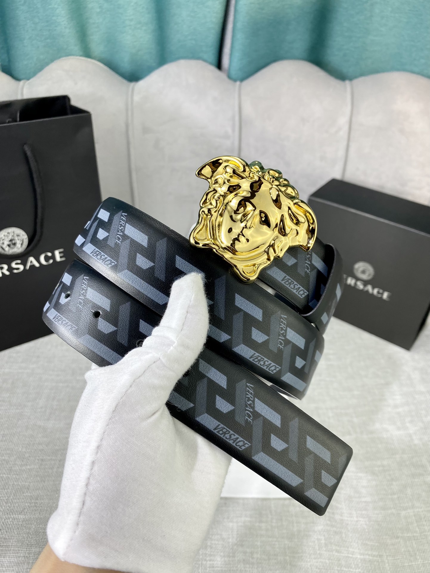 宽度4.0 cm VERSACE（范思哲）此款经典的Versace腰带由柔软的小牛皮制成 饰有La Greca印花 并配有3D美杜莎腰带扣