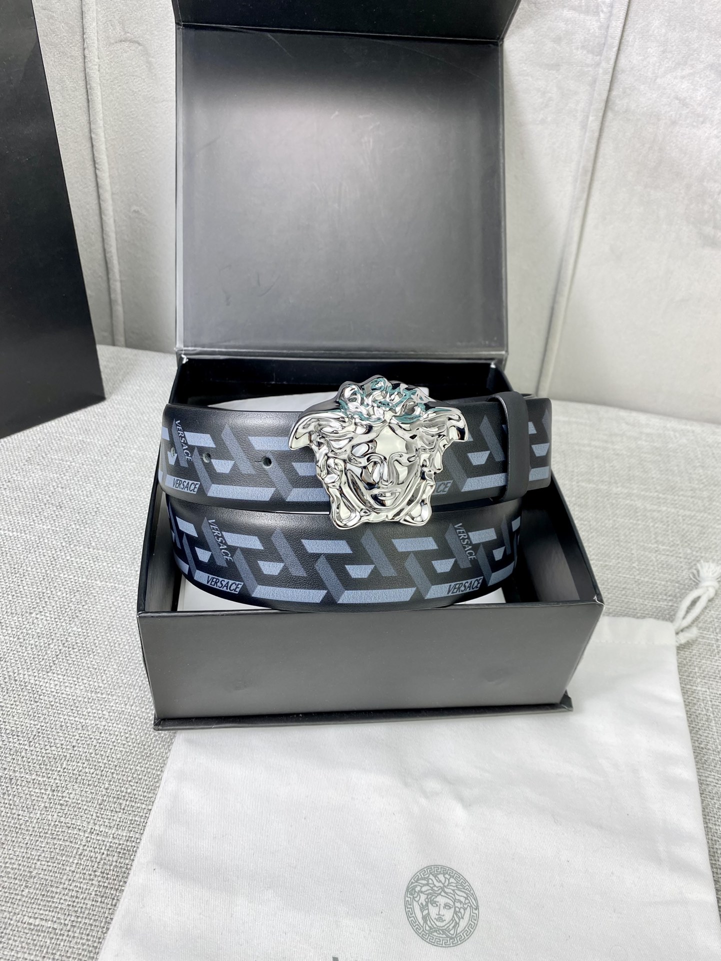 宽度4.0 cm VERSACE（范思哲）此款经典的Versace腰带由柔软的小牛皮制成 饰有La Greca印花 并配有3D美杜莎腰带扣