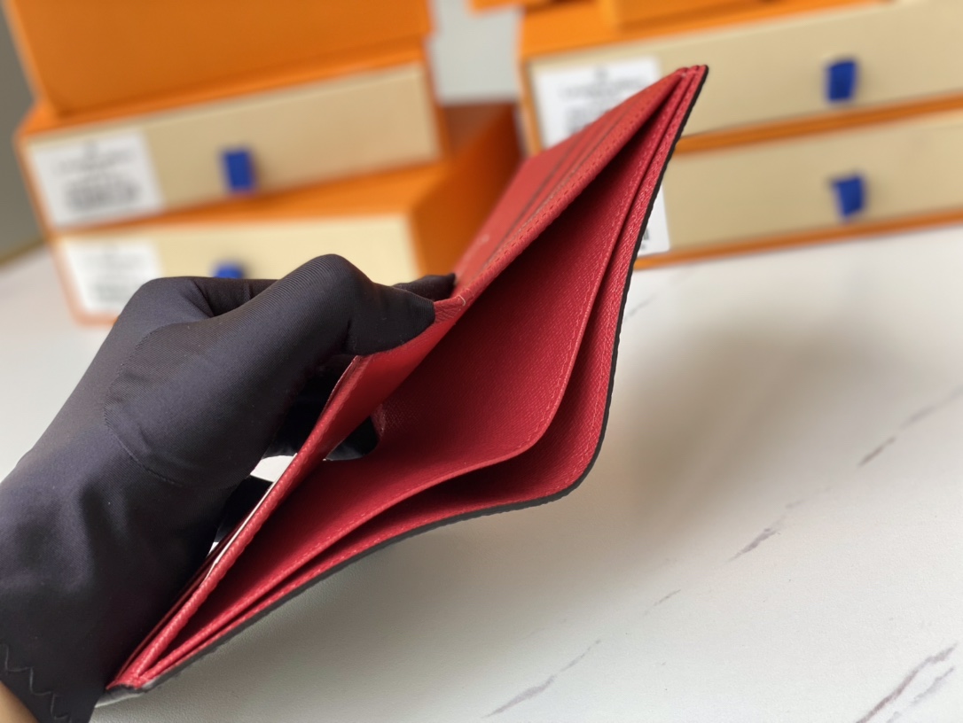 Bifold Wallet - Model carrying in pocket