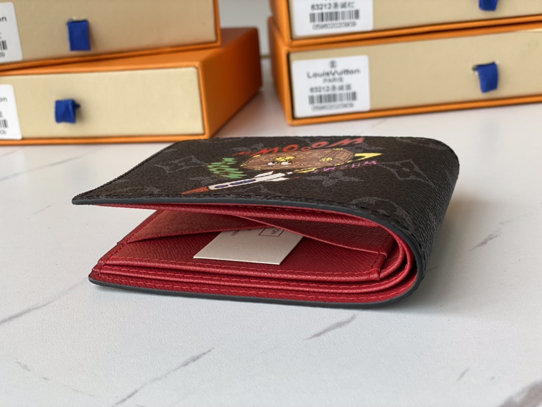 Leather bifold wallet bill compartment