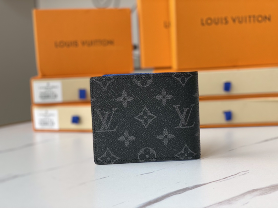 Elegant leather bifold wallet interior