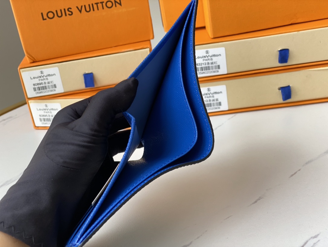 Bifold Wallet - Model carrying in pocket