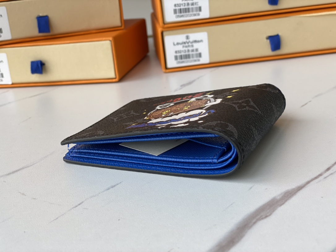 Leather bifold wallet bill compartment