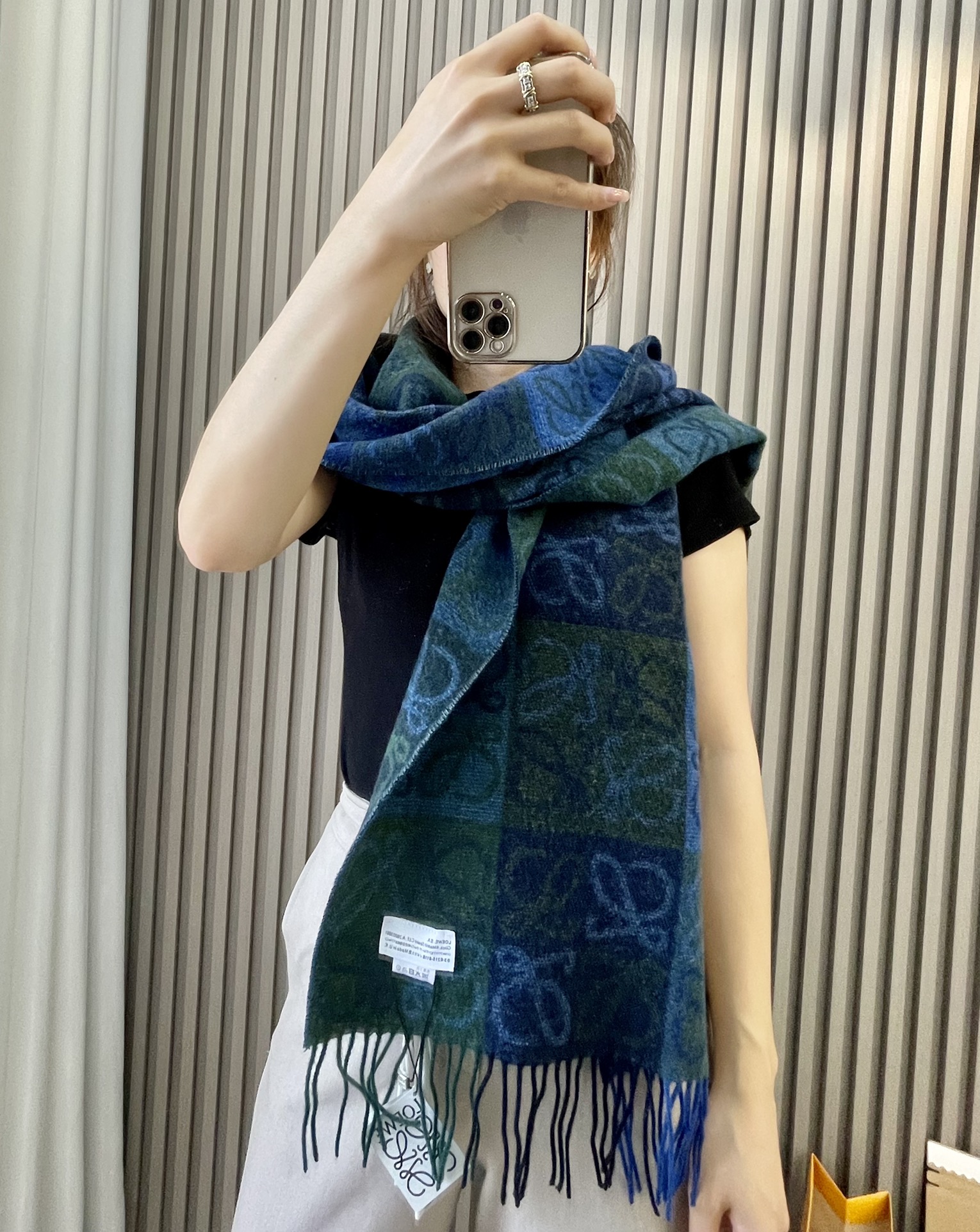 LOEWE罗意威90%羊毛+10%羊绒Anagram 老花围巾
