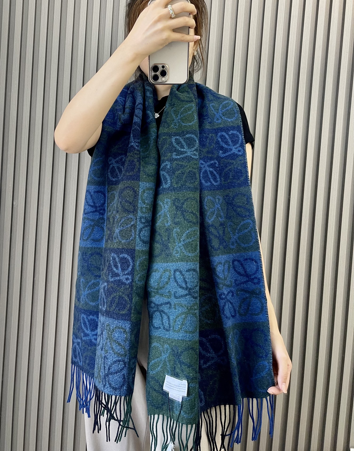 LOEWE罗意威90%羊毛+10%羊绒Anagram 老花围巾