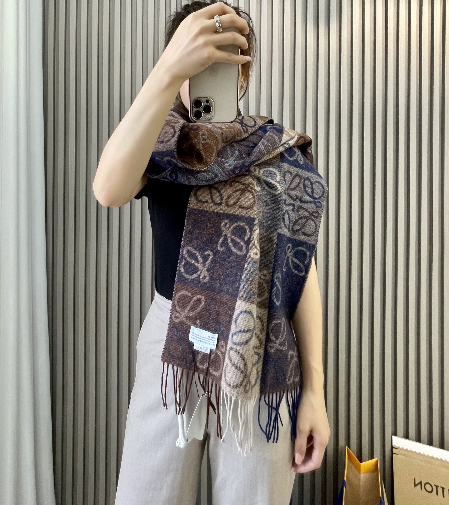 LOEWE罗意威90%羊毛+10%羊绒Anagram 老花围巾